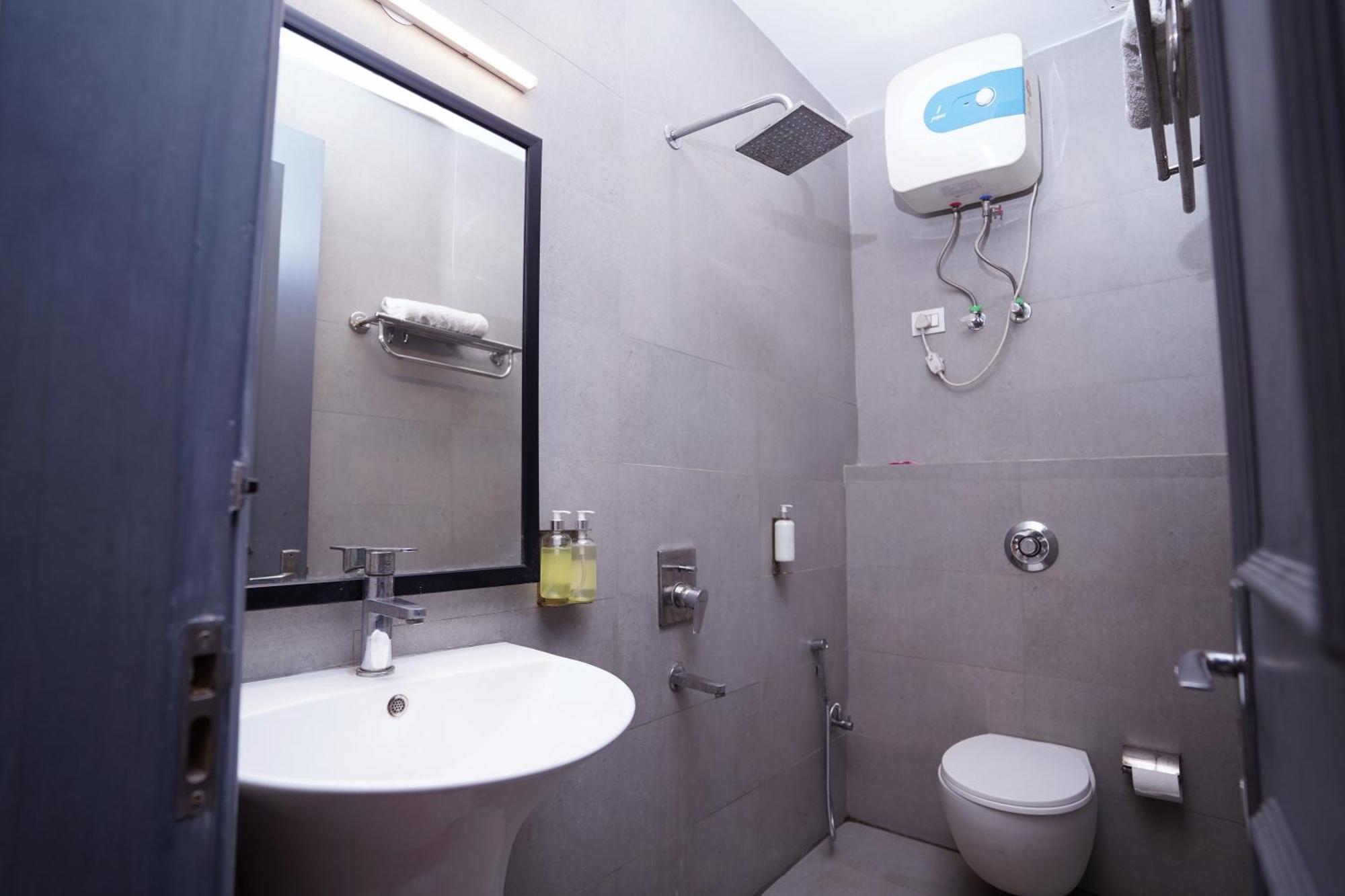 Hotel Mira Residency- Outer Ring Road, Paschim Vihar Delhi  Bagian luar foto