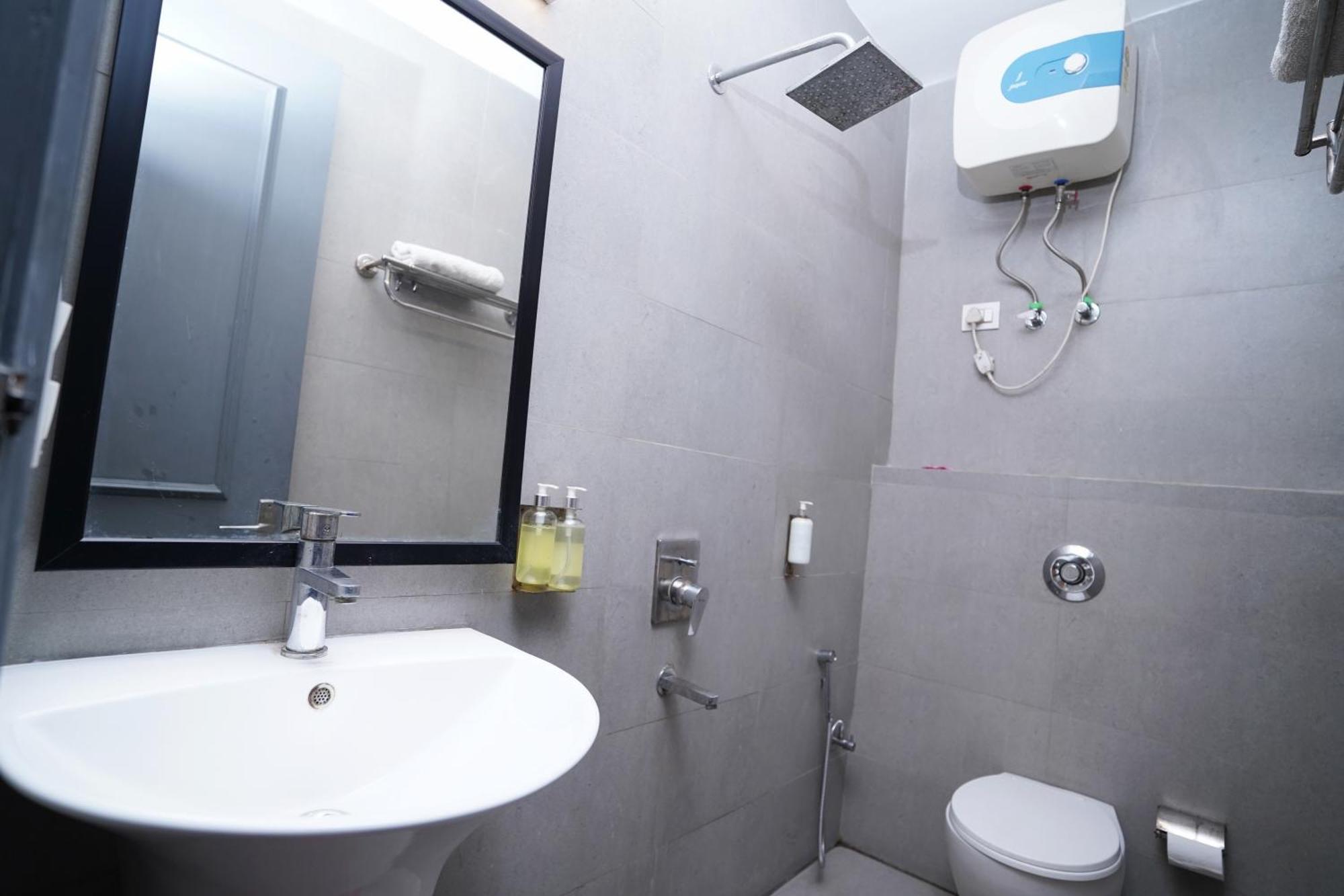 Hotel Mira Residency- Outer Ring Road, Paschim Vihar Delhi  Bagian luar foto