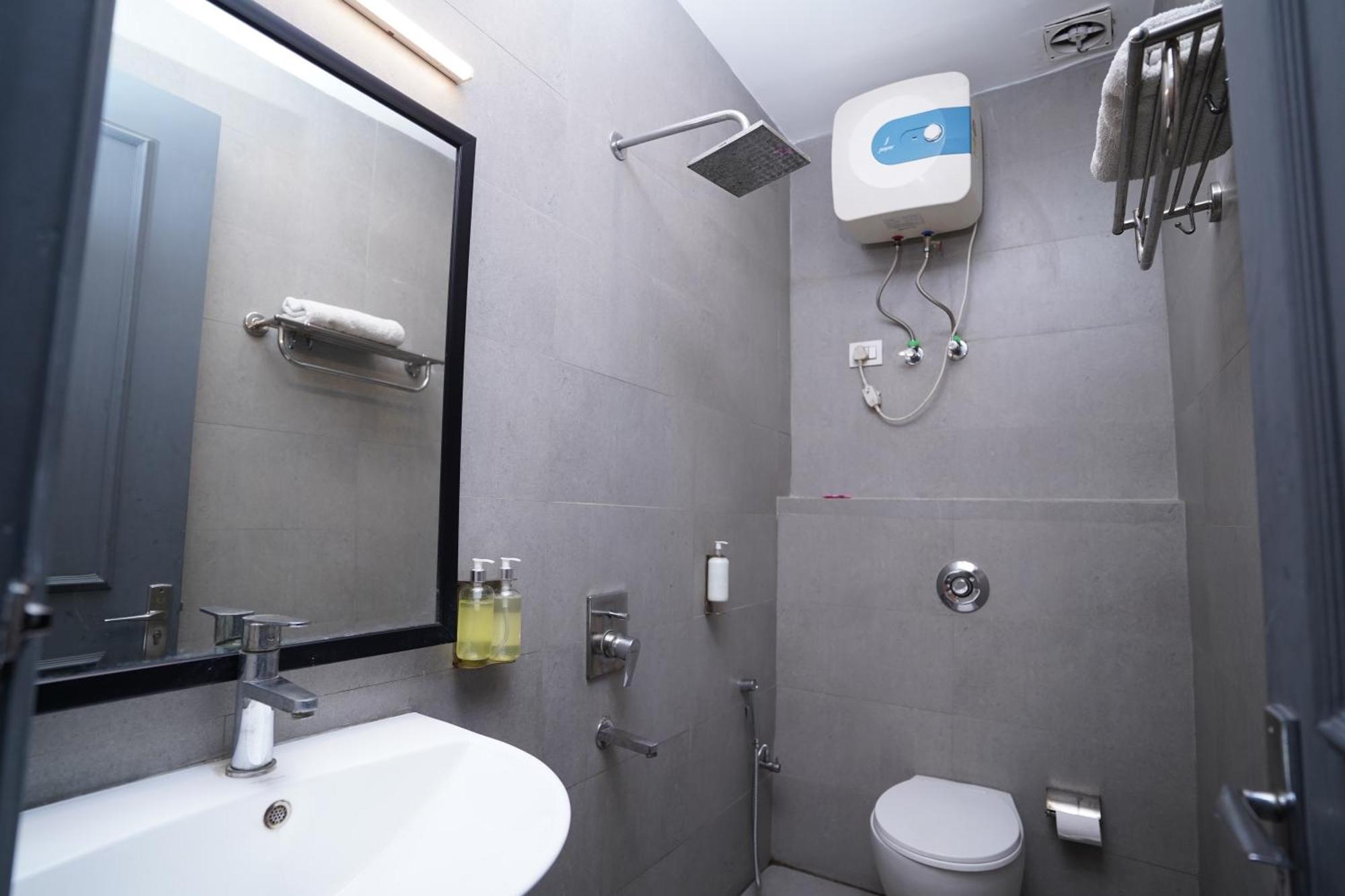 Hotel Mira Residency- Outer Ring Road, Paschim Vihar Delhi  Bagian luar foto